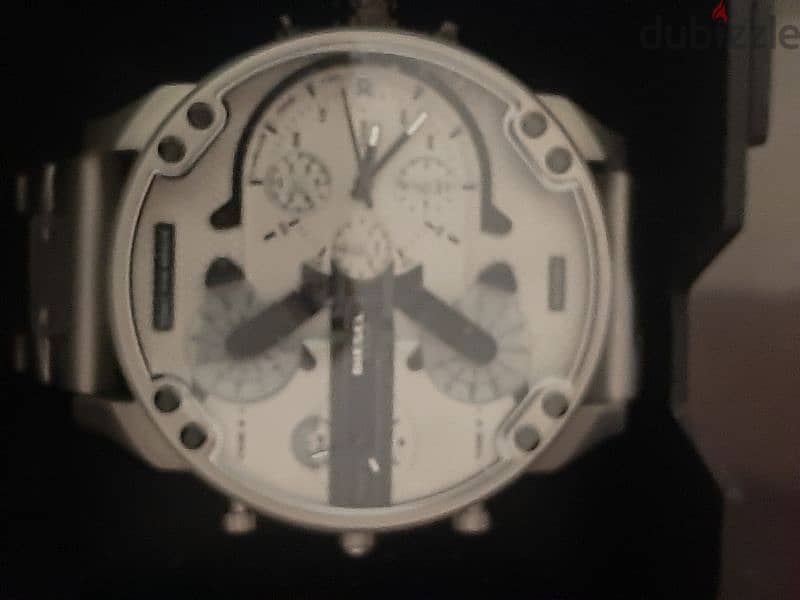 للبيع ساعة ديزل اوريجنال جديدة لم تستخدم يأستيك استانلس فضى 3