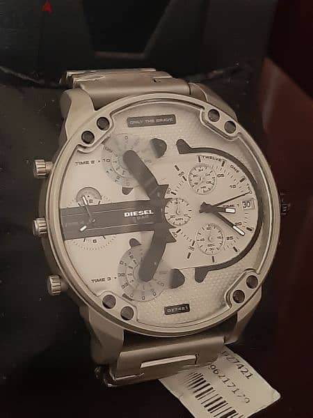 للبيع ساعة ديزل اوريجنال جديدة لم تستخدم يأستيك استانلس فضى 7