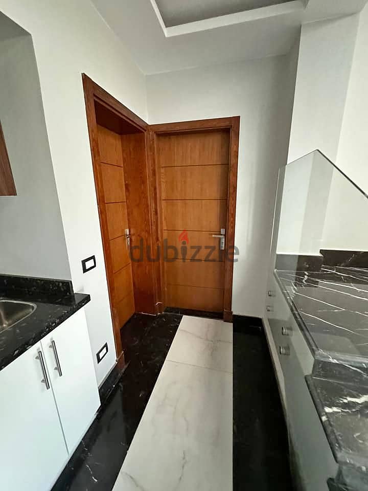 Roof Duplex for sale next to mountain view icity and palm hills / دوبلكس بحري لقطة للبيع في كمبوند فلل بسور ماونتن التجمع الخامس 0