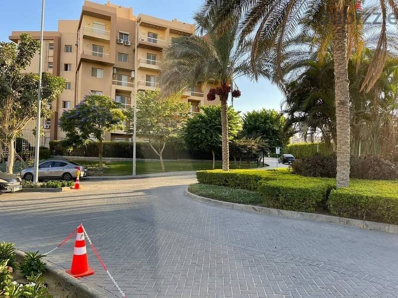 Apartment for sale in October, 3 rooms and 2 bathrooms, in a full-service compound behind the Media Production City, with a down payment of 389,000 an 1