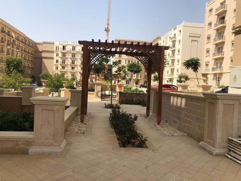 Apartment for sale in interest-free installments minutes from the American University and next to Mivida in Hyde Park Compound, Fifth Settlement 1