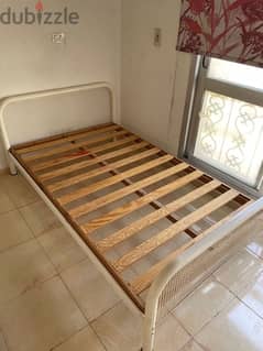 سرير حديد بالملل خشب استعمال نظيف