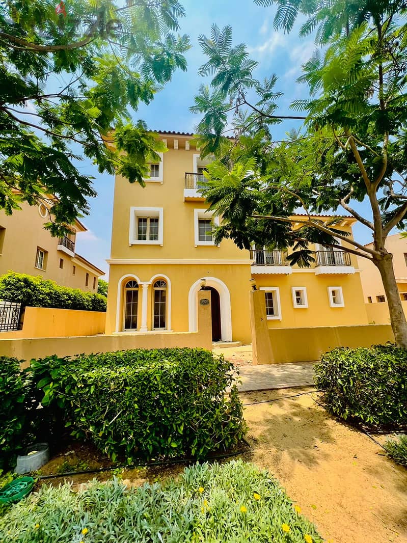 Townhouse 215m For Sale prime location With The Lowest Price view Landscape 4 Bedrooms Negotiation In Hyde Park Fifth Settlement 4