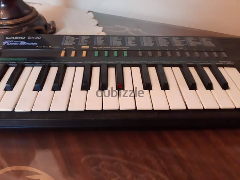 أورج CASIO كوري أصلي أكثر من 100 ايقاع وأله موسيقية مدمجة . 32 مفتاح 8