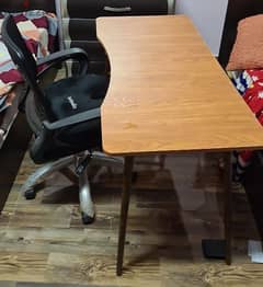طاولة خشب تنفع لمكتب أو مذاكرة