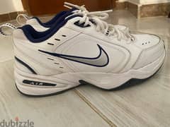 An original nike air monarch shoes coming from USA size 42 or 43