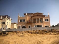 Twin House 237m with 300m For Sale 5 Bedrooms prime location With The Lowest Downpayment , Installments In Hyde Park new cairo