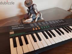 أورج CASIO كوري أصلي أكثر من 100 ايقاع وأله موسيقية مدمجة . 32 مفتاح