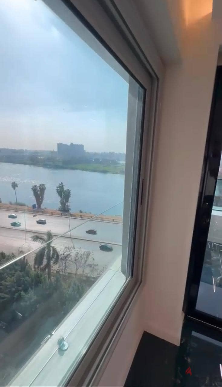 For sale, an apartment directly on the Nile on Maadi Corniche, fully finished with furniture and appliances, immediate receipt in installments over 5 5