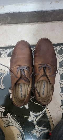 الحذاء تم قياسه ولم يستخدم حذاء اسود وحذاء بني شاموه
