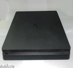 PlayStation 4 slim 1tb كسر زيرو معاه دراعين اصلين و ستاند