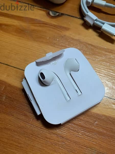 Apple original charger type-c cable and headphone سماعه شاحن ابل اصلي 2