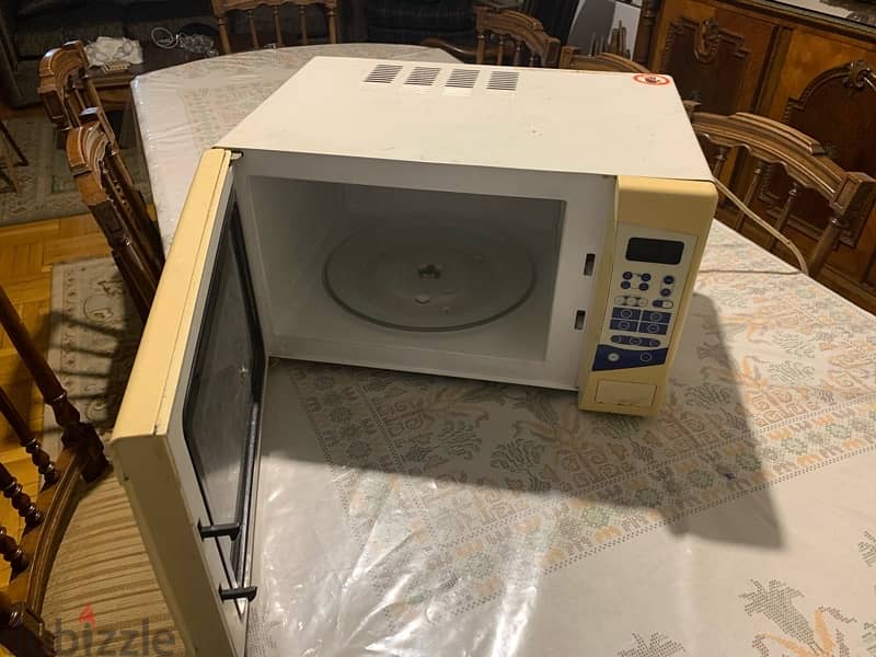 kenwood microwave in excellent condition 1