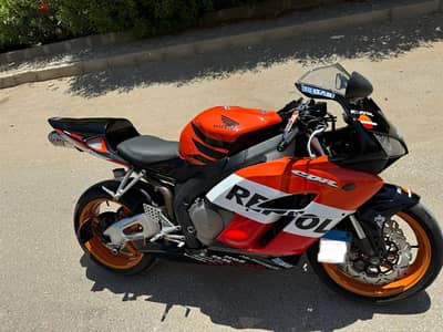 HONDA CBR 1000rr REPSOL EDITION 2005 IN A VERY GOOD CONDITION