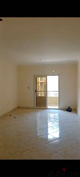 شقة ثلاث غرف ورسبشن بكمبوند جاردنيا سيتي 1
