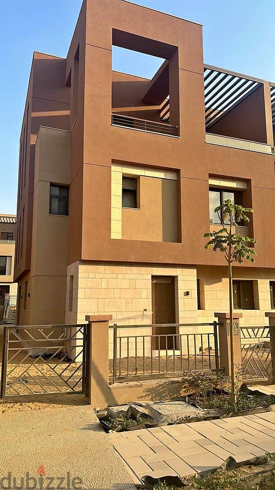Luxury Townhouse Villa For Sale Ready to Move Prime Location Resale District 5 Compound Fifth Settlement New Cairo 0