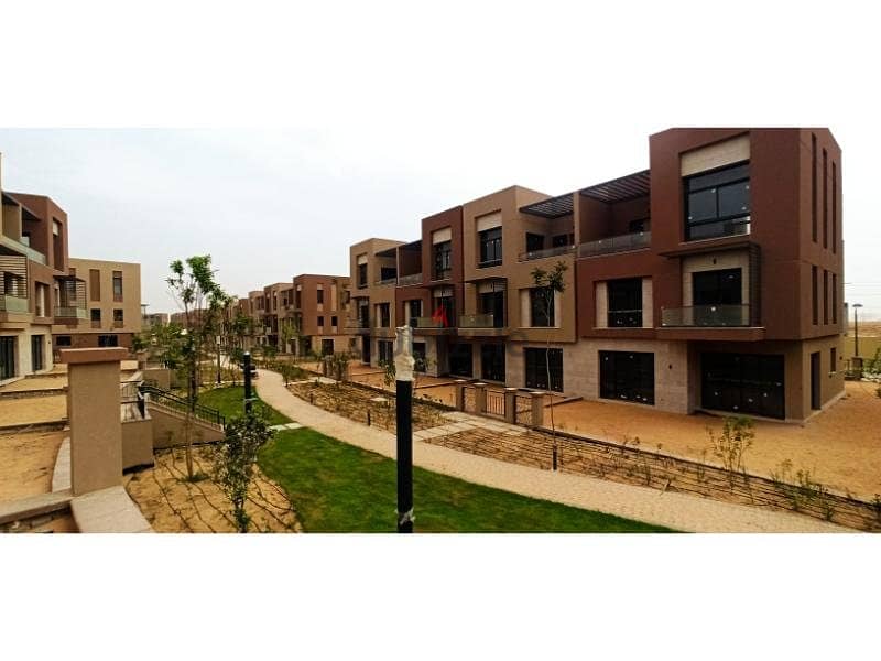 Luxury Townhouse Villa For Sale Ready to Move Prime Location Resale District 5 Compound Fifth Settlement New Cairo 2