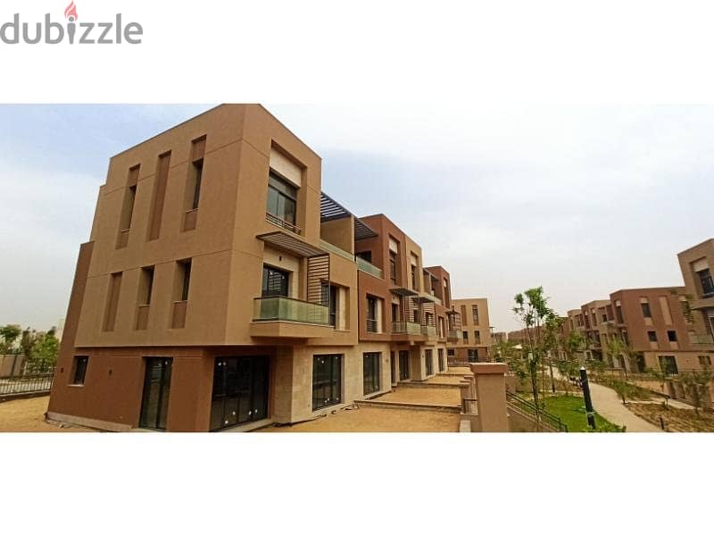 Luxury Townhouse Villa For Sale Ready to Move Prime Location Resale District 5 Compound Fifth Settlement New Cairo 4