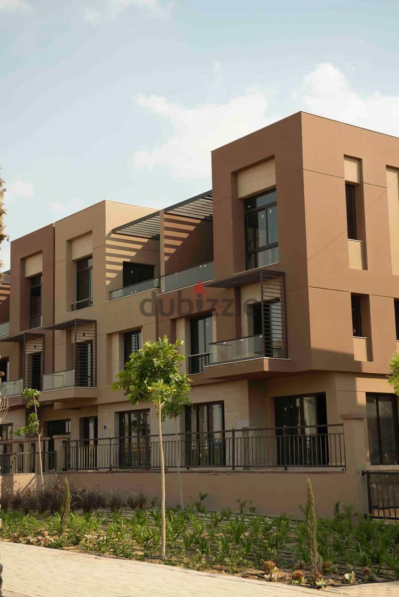 Luxury Townhouse Villa For Sale Ready to Move Prime Location Resale District 5 Compound Fifth Settlement New Cairo 10