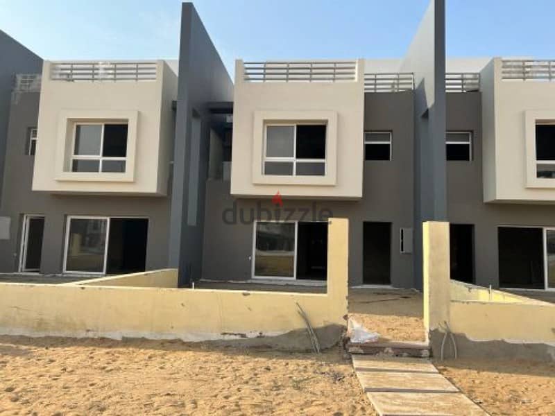 For sale Best Townhouse 250m in Hyde Park Compound, Ready to move of a building ready for sale with down payment and installments View landscape 1