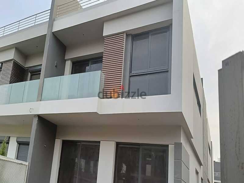 Luxury townhouse for sale in patio Town new cairo  فرصة فيلا للبيع ف باتيو تاون امام ال AUC التجمع 1