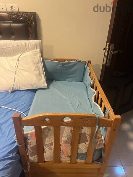 سرير اطفال بالمرتبة والجوانب خشب زان بحالة ممتازه استعمال خفيف 1