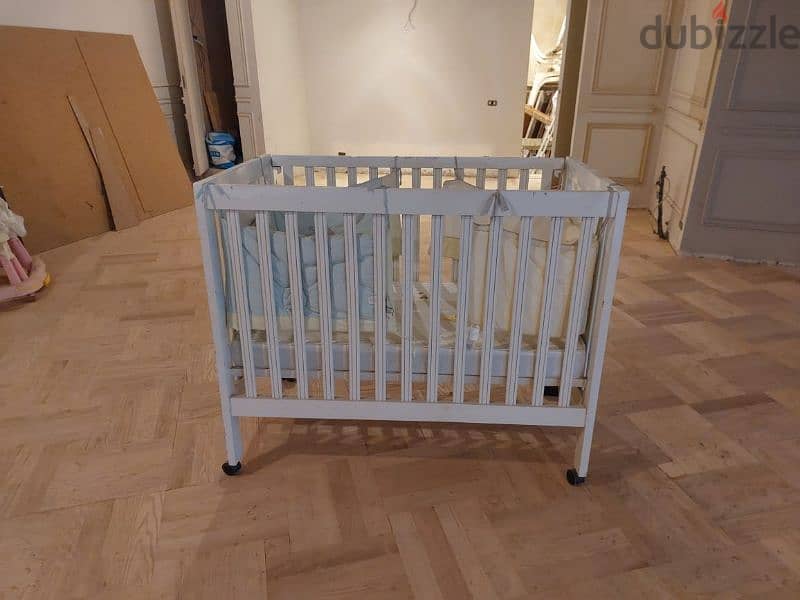White wooden crib for babies 0