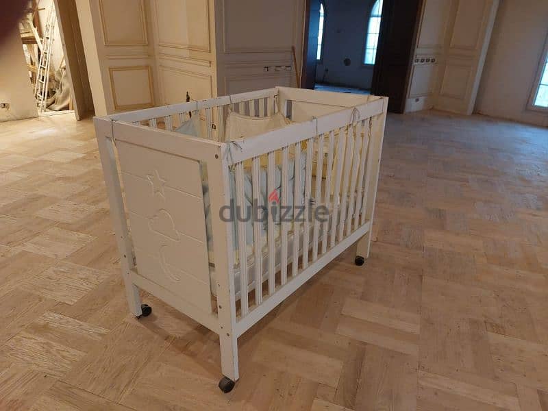 White wooden crib for babies 2