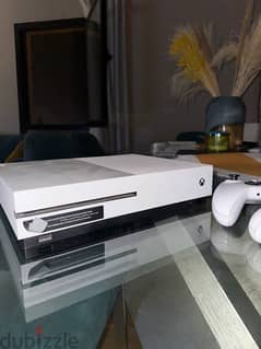 Xbox one S (1 terabyte)  + 2 controllers