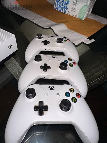 Xbox one S (1 terabyte)  + 2 controllers 1
