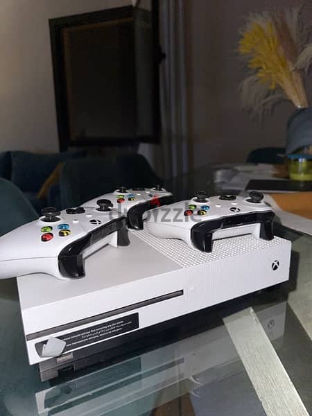 Xbox one S (1 terabyte)  + 2 controllers 2