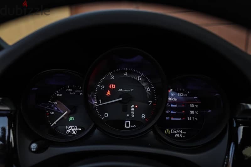 Porsche Macan  T MODEL 2023 14,000 km only 16