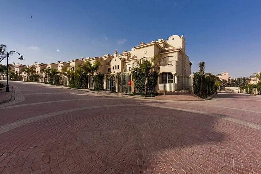 كلاسيك توين هاوس بـ كاش : 10مليون جنيه في لافيستا برايم بوار الجامعه البريطانية / Twin corner for sale in a vista el patio with cash 10M 15