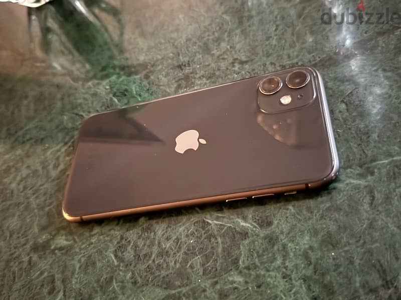 للبيع iPhone 11 - 64 ب العلبة 3