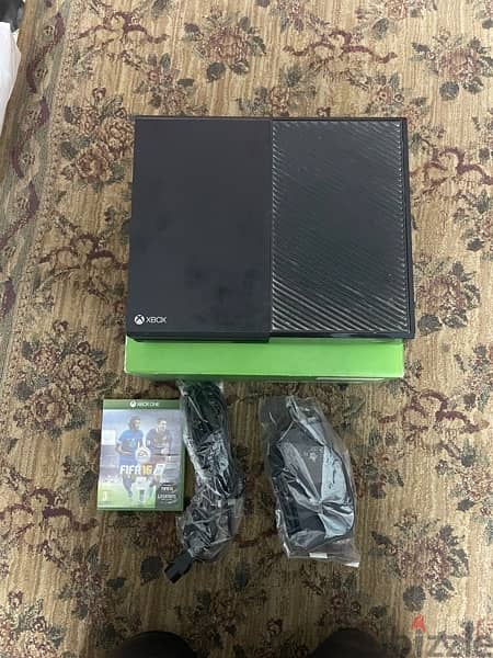 Xbox one 500GB with 4 controllers and 2 games 1
