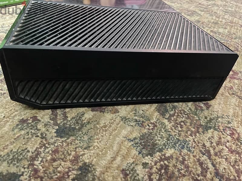 Xbox one 500GB with 4 controllers and 2 games 3