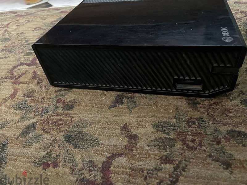 Xbox one 500GB with 4 controllers and 2 games 4