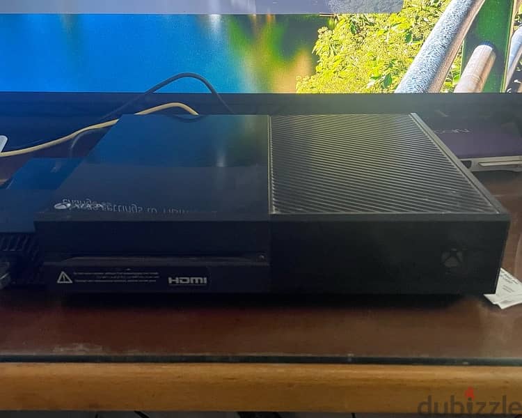 Xbox one 500GB with 4 controllers and 2 games 6