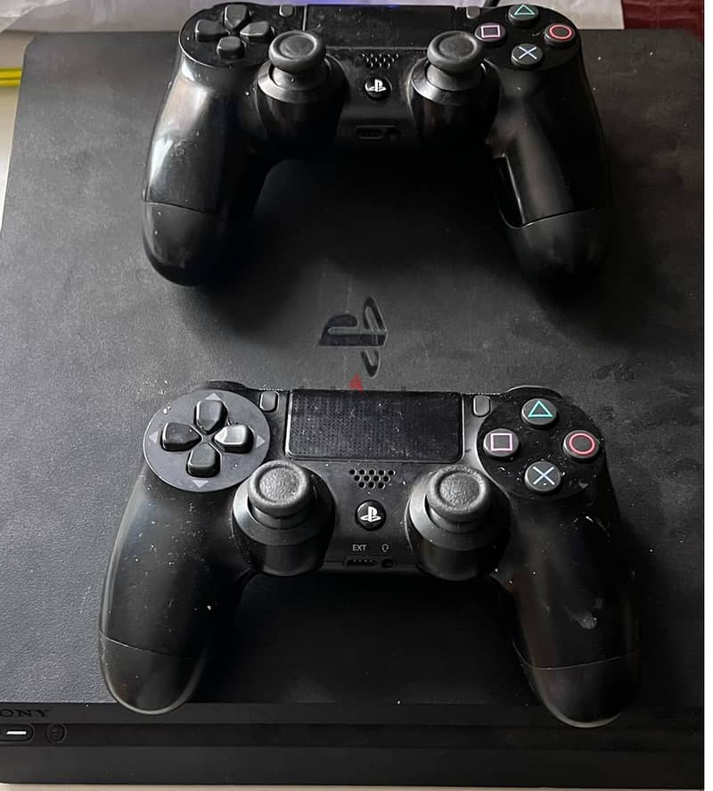 Playstation 4 Slim + additional joystick 0