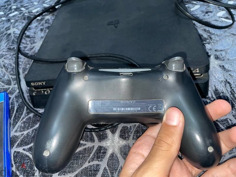 used PS4 slim 500gb Excellent condition 2 original controlleres 1