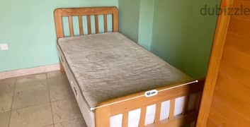 سرير مستخدم للبيع