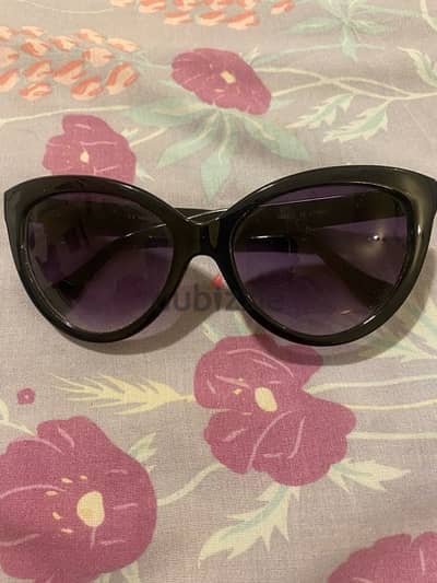 a used sunglasses but in a very good condition