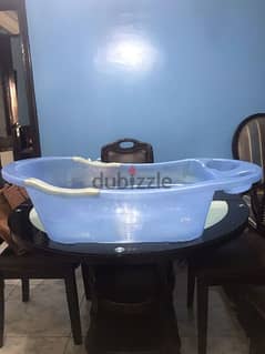 plastic baby bathtub