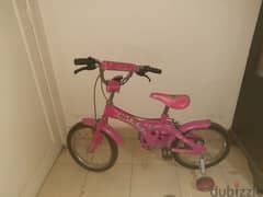 دراجة اطفال بنات و اسكوتر استخدام بسيط جدا بحالة جيدة جدا