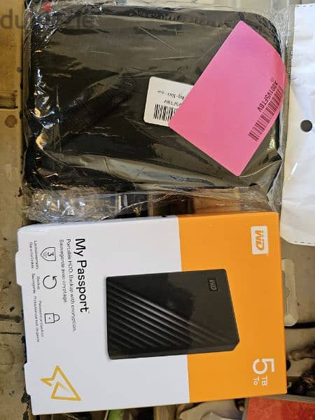 WD hard 5 TB and case all new not used . . sealed 0