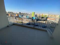 شقه للبيع في بوليفارد تطل علي البحيره في كمبوند  ميفيدا - اعمار بجوار الجامعه الامريكيه  - Apartment for sale on the Boulevard overlooking the lake 0