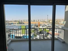 شقه للبيع تطل علي البحيره في كمبوند ميفيدا - اعمار بجوار الجامعه الامريكيه  - Apartment for sale overlooking the lake in Mivida Compound