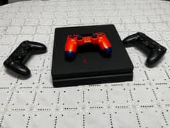 - PS4 slim 500 GB - ⁠2 Controllers
