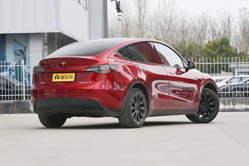 Tesla Model Y 2024 8