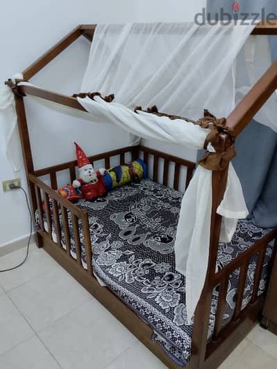 سرير اطفال بحاله الجديده خشب زان